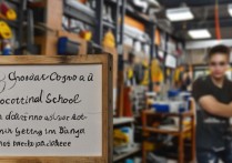 高中生没考上大学，读职业学校前景如何？是就业还是深造？